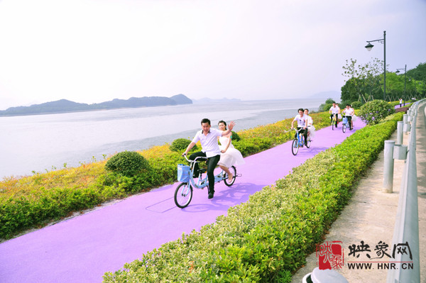 初夏喜宴八方客,千島笑迎粉佳人。