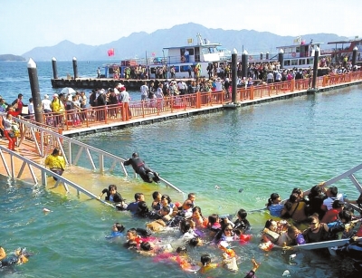 昨天，廬山西海景區(qū)過橋塌陷，致十數(shù)名游客落水。圖/東方IC