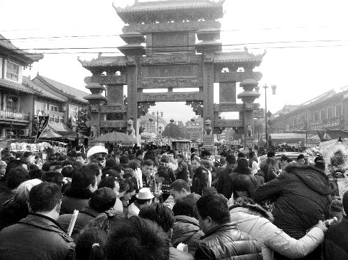 比春運(yùn)更擠的地方是?？h廟會(組圖)