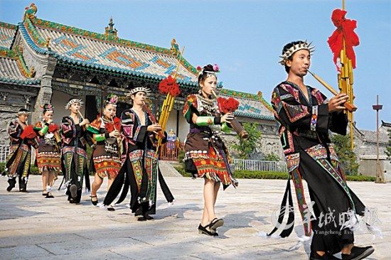 山東臺兒莊古城內(nèi)，來自外地的演員表演蘆笙舞 王建華 攝