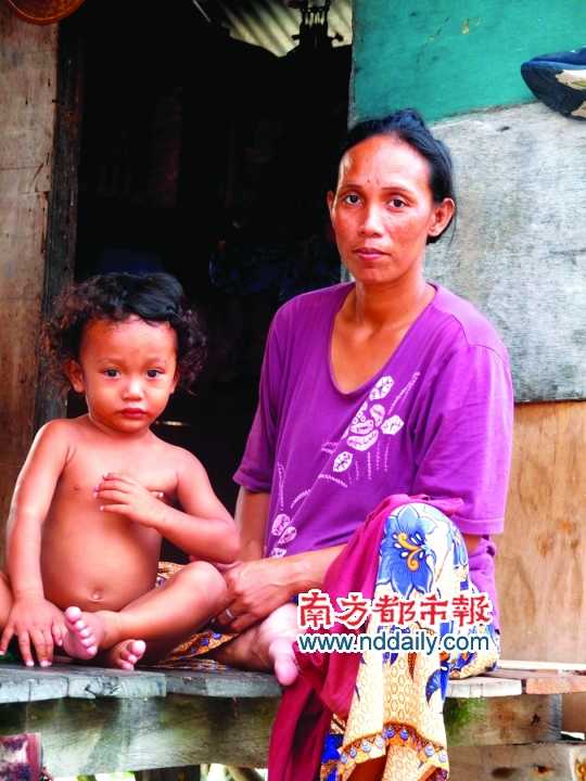 小木屋邊的母子。