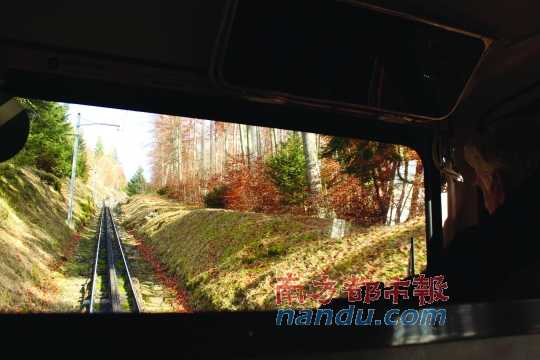 小火車一路向上，沖破云層，豁然開朗，乘客們的歡呼聲適時(shí)響起，一切漸入佳境。