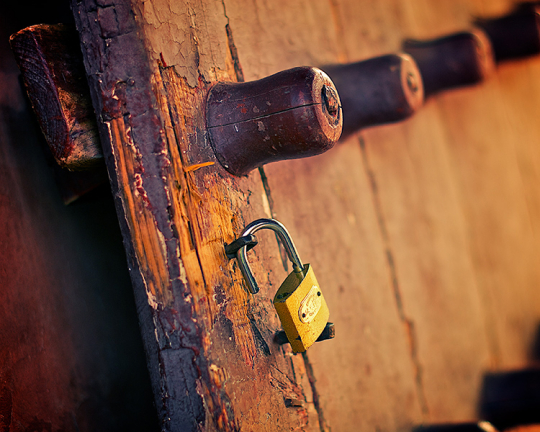 木門斑駁、銅鎖閑掛