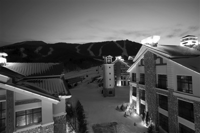 　　俯瞰亞布力,一個(gè)安靜的東北小鎮(zhèn),俄語“蘋果園”的意思。　