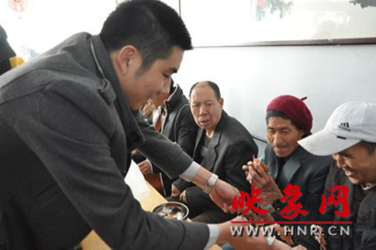 　　“韓胖子”千只茶香雞茶香鴨捐贈(zèng)環(huán)衛(wèi)工人、農(nóng)民工學(xué)子和鄭州市社會(huì)福利院。