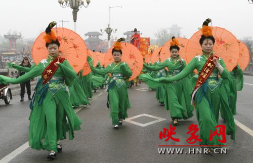 　　3月30日上午,開(kāi)封市舉行2013中國(guó)(開(kāi)封)清明文化節(jié)踏春巡游活動(dòng)?！?　　