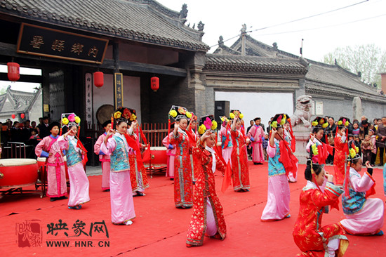 游客參觀清明小長假新推出的本土特色節(jié)目《鼓樂迎賓》。