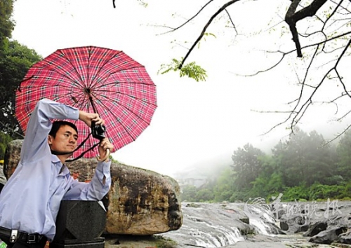 九鯉湖景區(qū)大霧籠罩,霧中美景若隱若現(xiàn),宛如人間仙境。