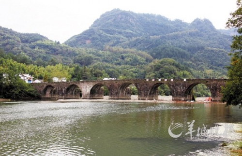 齊云山登封橋是登山的隘口,始建于明代,造型古樸典雅,蔚為壯觀。