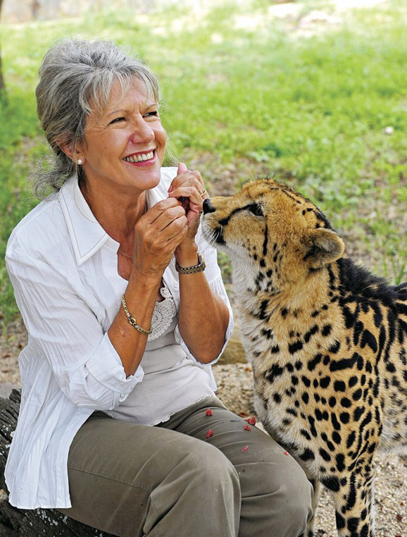　　自然保護(hù)區(qū)、瀕危動(dòng)物 中心、奢華營(yíng)地酒店,無一不是Lente女士熱愛動(dòng)物和大自然的杰作