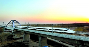 　　京廣高鐵連通南北大動脈。