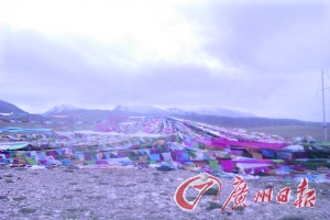 沿途遍地可見的五彩經(jīng)幡。
