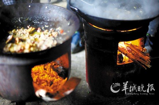 　　吃幾頓土家飯,喝幾杯土家酒,嘗幾塊土家肉。