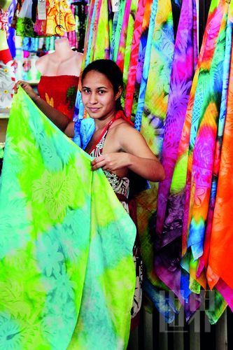 　　Pareo,這一幅幅有著漂亮圖案、色彩繽紛的布,是大溪地人最美的衣