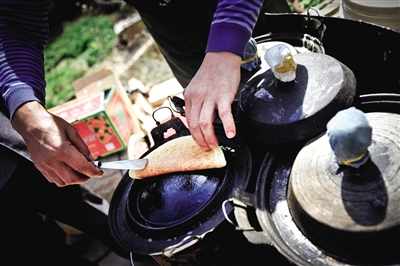 榆林街頭的特色小吃——攤餭(huáng)。