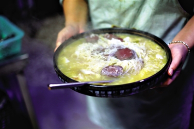 酸菜燉血腸是長白山一帶常見的菜品,有著東北地區(qū)典型的質(zhì)樸、實在的風格。