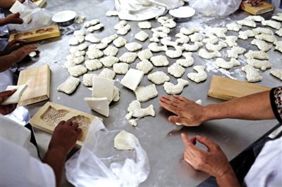 面花是黃驊最有特色的一種面食，常見于各種禮事和節(jié)日宴席上，充滿了儀式感。