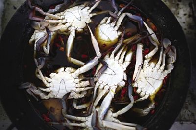 青蟹需用鹽水腌漬8個小時。