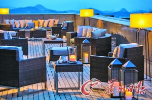 露臺能觀賞美麗山色。