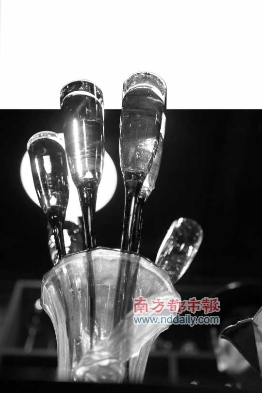 調(diào)制好的雞尾酒倒在造型奇特的玻璃杯中。