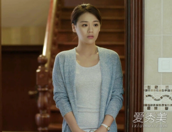 灰色開衫內(nèi)搭圓領(lǐng)的米色T恤，優(yōu)雅知性