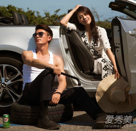 白色連衣裙配黑色花紋，個性優(yōu)雅