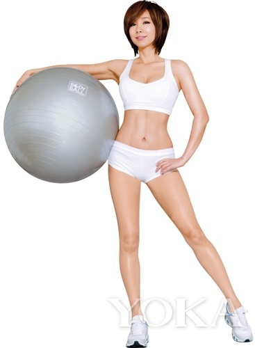 這個(gè)辣姐已經(jīng)是46歲超高齡啦，看人家的鉆石型小腹