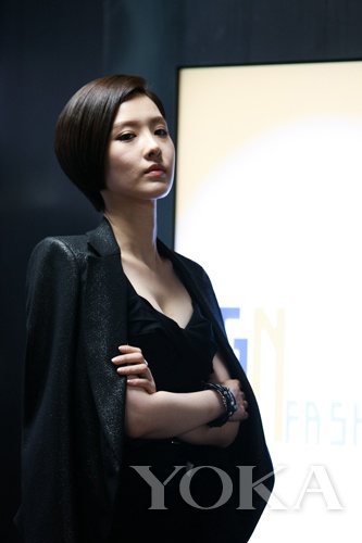 申映畫是極具事業(yè)心的富家小姐，造型簡約干練，面料質(zhì)地上乘