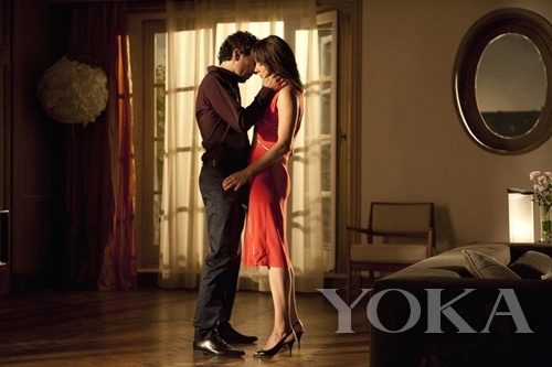 基本款用漿果色散發(fā)女人味，腰間的獨特設(shè)計更添風(fēng)情