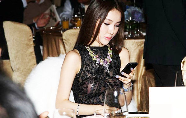 2013年11月30日，郭美美出席保利珠寶拍賣活動，現場郭美美一席透視的上衣性感現身，胸前乳貼顯露無