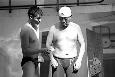 田亮給牛群解釋小鴨子的用途。