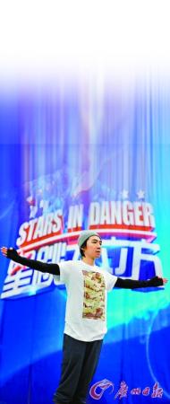 俞灝明以一個干凈利落的動作從3米臺一躍而下。