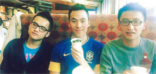 何猷啟在微博上載他在波士頓讀書的照片，與同學(xué)的生活很普通