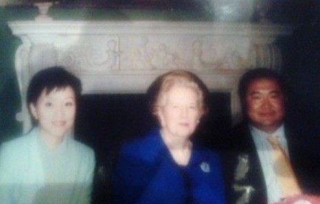 楊瀾丈夫公布與撒切爾夫人合影。