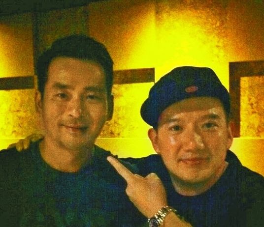 周焯華作為《低俗喜劇》投資人，與男主角杜汶澤合照。