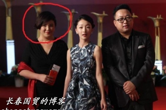 周冬雨與于正（右）和“干媽”（左）。