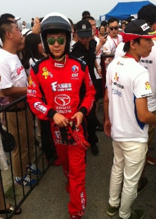 李晨撞車后看起來(lái)并無(wú)大礙，調(diào)整狀態(tài)繼續(xù)比賽。