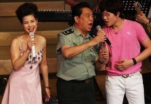 李某某及父親李雙江及母親夢(mèng)鴿（資料圖）