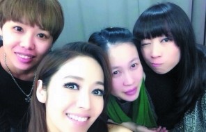 侯佩岑（中）14日在微博公開近照，被粉絲看出臉變圓。