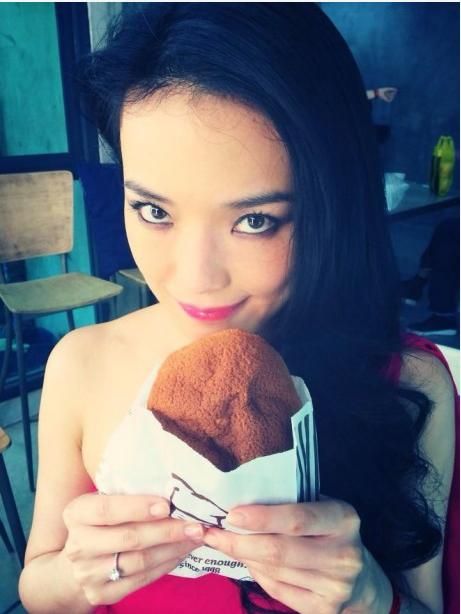 舒淇曬鴿子蛋戒指。