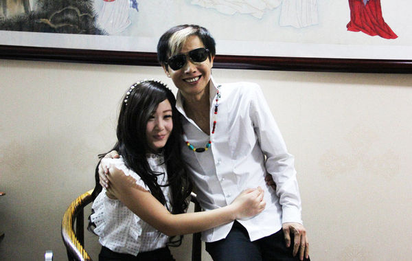 近日，55歲的鄧建國攜新女友恩愛現(xiàn)身，不但大曬甜蜜私密生活照，還在人前勾肩搭背大秀恩愛。