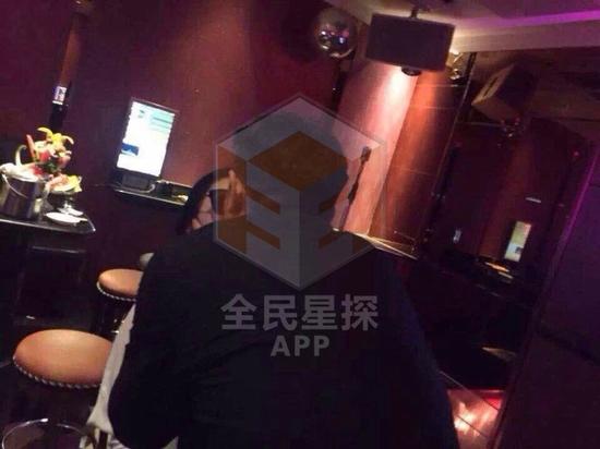 網(wǎng)絡(luò)曝光的田源激吻照，田源稱是角度問題