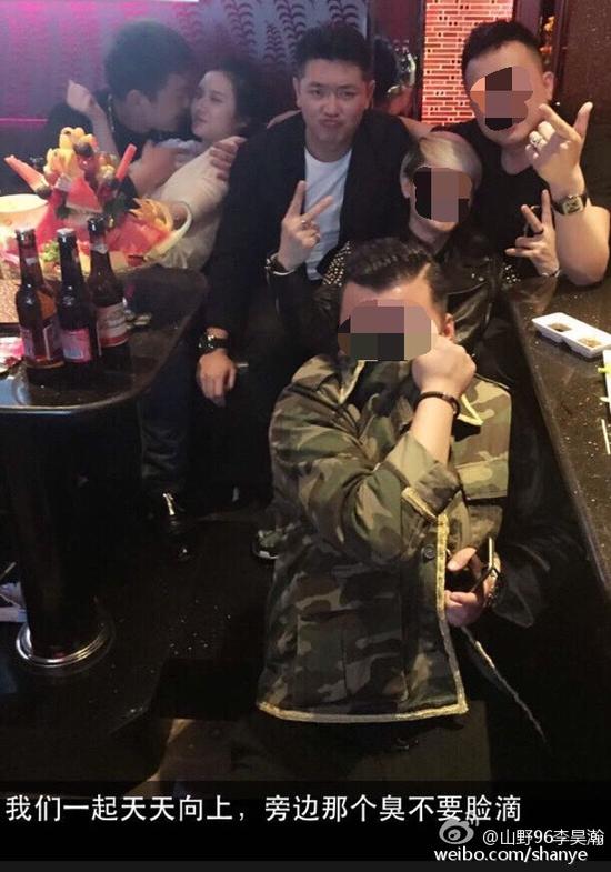 田源朋友辟謠稱左側(cè)抱著女子親吻的是田源的發(fā)小，女子的男友。