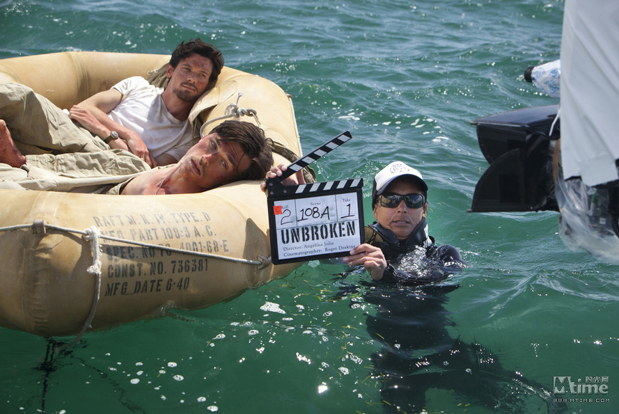 朱莉執(zhí)導(dǎo)"堅(jiān)不可摧"首曝片場照