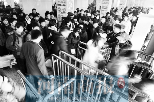 這兩天，汽車站客流量很大　