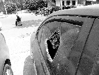 有個人晃了一圈后，寶馬、現(xiàn)代、越野的車窗都“長”出大窟窿