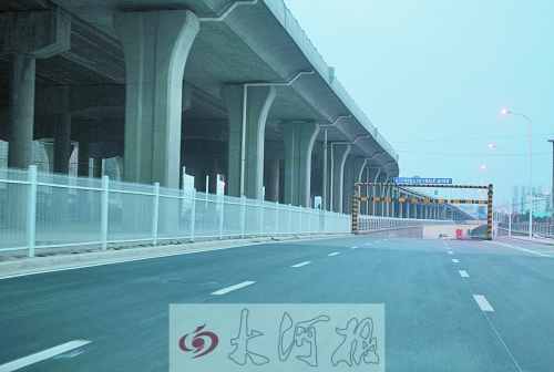 下穿隧道限高3米，不影響公交車(chē)通行。