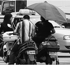 昨日，鄭州市鄭州花園路與農(nóng)業(yè)路交叉口，電動車裝傘埋下安全隱患