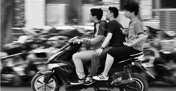 昨日，鄭州經(jīng)五路與豐產(chǎn)路交叉口電動車超載