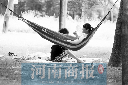 天又熱了起來，外出游玩，記得防曬哦 記者 趙卓/攝　